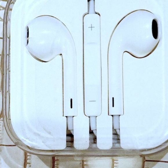New and Unused Apple OEM Original Ear Pods Headphones Earphones Earbuds Remote/M - Picture 1 of 1